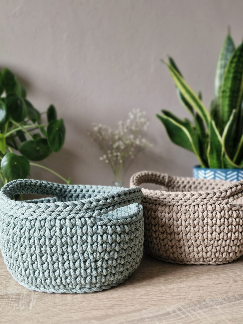 koszyk z uszami szałwia, zielony i beżowy koszyczek ze sznurka robiony ręcznie na szydełku, rękodzieło koszyk, koszyczek ze sznurka bawełnianego z uszami, zielony koszyczek na szydełku, dodatki do domu w stylu skandynawskim, beżowy koszyk do sypialni