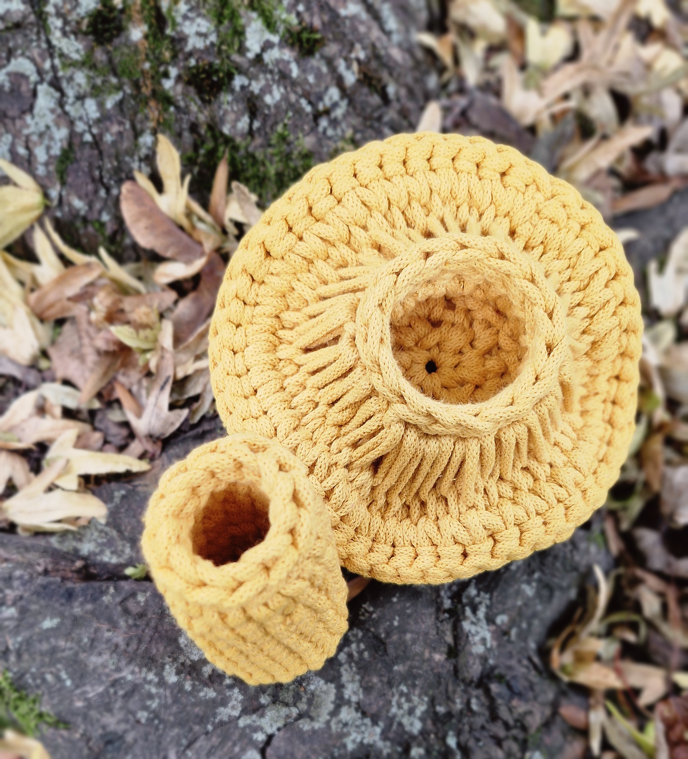 grzybek na szydełku dekoracja ze sznurka na jesień, jesienna dekoracja, kurka na szydełku, żółty grzybek, rydz, kurka, grzybobranie