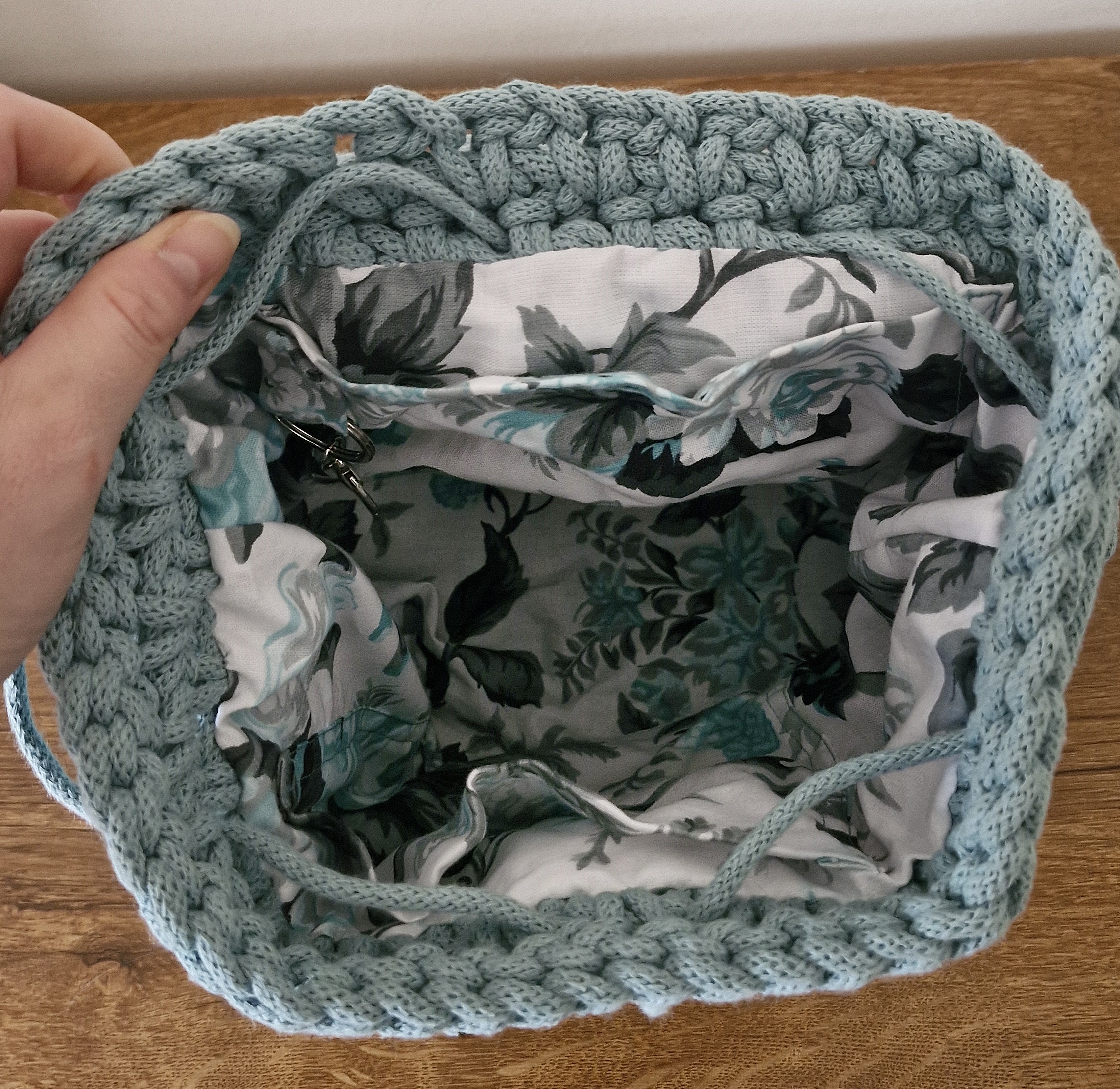 plecak ze sznurka bawełnianego na szydełku, damski plecak błękitny, plecaczek z klapą