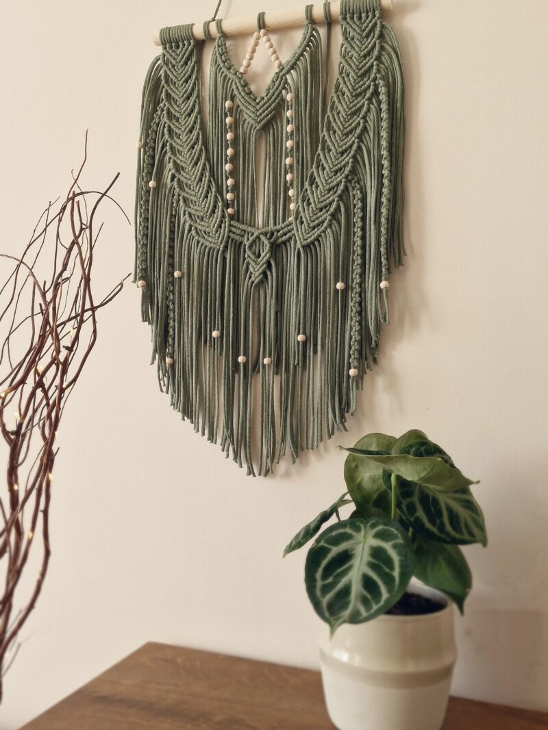 mała zielona makrama na ścianę, zawieksza dekoracyjna, delikatna dekoracja do salonu do sypialni