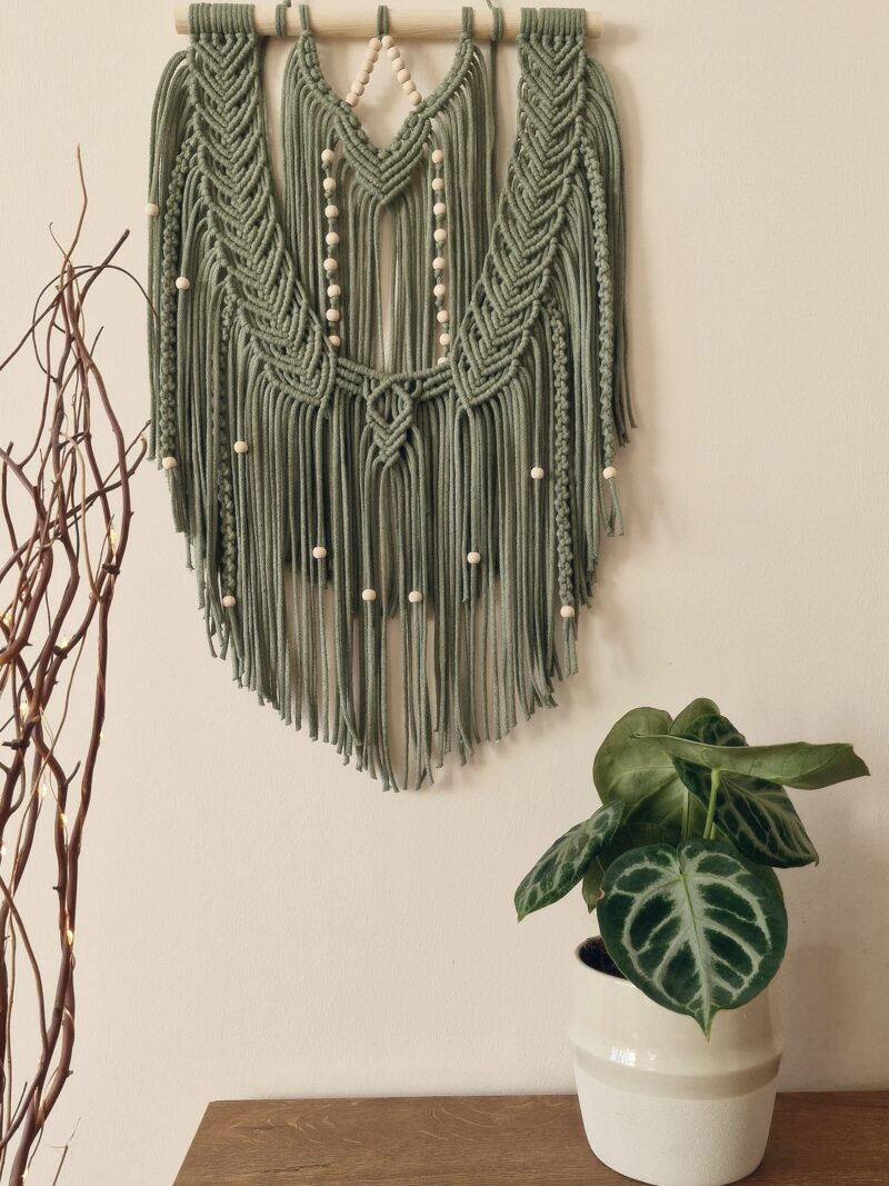 mała zielona makrama na ścianę, zawieksza dekoracyjna, delikatna dekoracja do salonu do sypialni