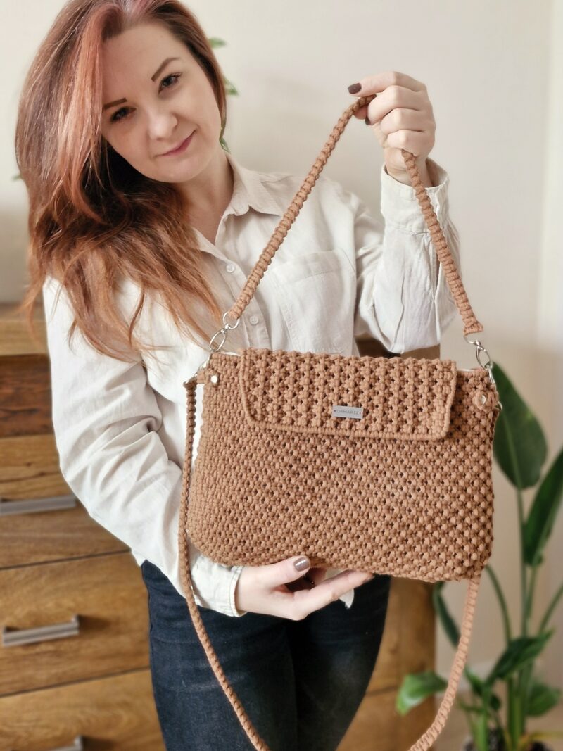modna damska torebka brązowa, kolerka w kolorze pantone mocha mousse, karmelowa torebka z klapką, ręcznie pleciona torebka, prezent dla niej