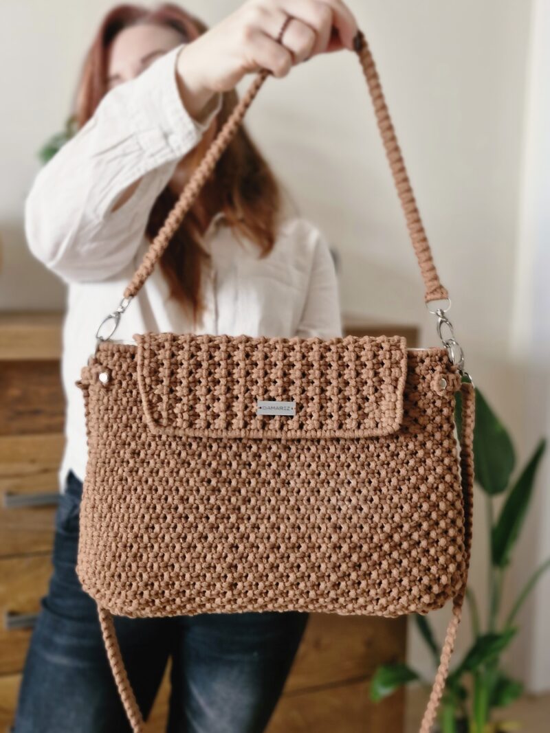 modna damska torebka brązowa, kolerka w kolorze pantone mocha mousse, karmelowa torebka z klapką, ręcznie pleciona torebka, prezent dla niej