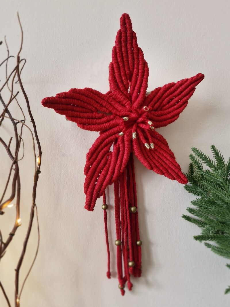 makramowy kwiat poisencja, poisentia, gwiazda betlejemska, czerwony kwiat na ścianę, dekoracje na święta boże narodzenie, demogorgon