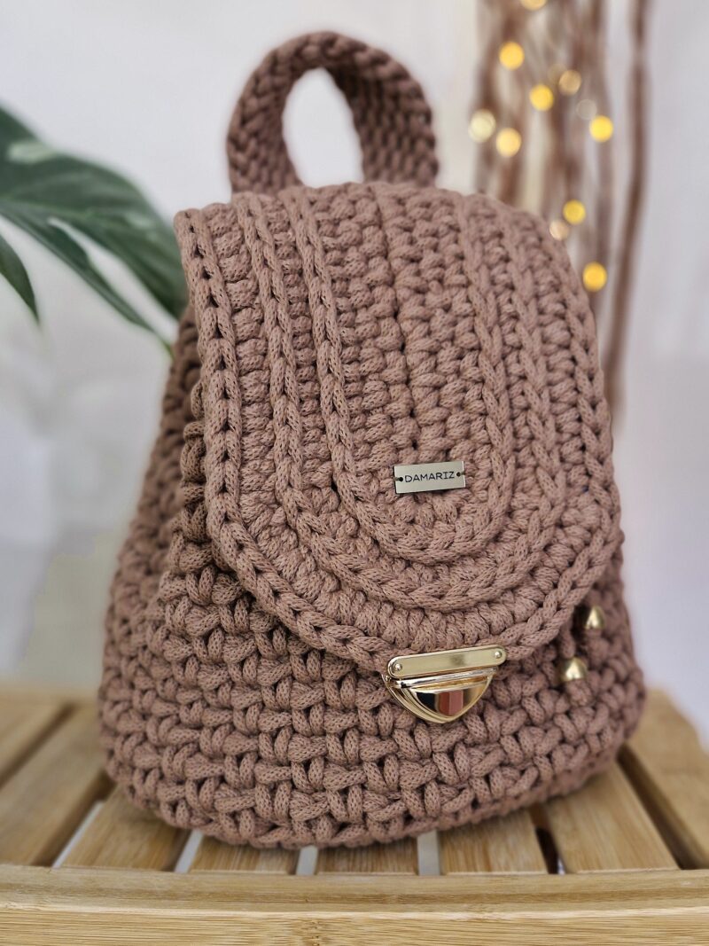 brązowy plecak z klapką w kolorze pantone mocha mousse, damski brązowy plecak ze złotymi dodatkami, brązowy plecak z klapką w kolorze pantone mocha mousse, damski brązowy plecak ze złotymi dodatkami,