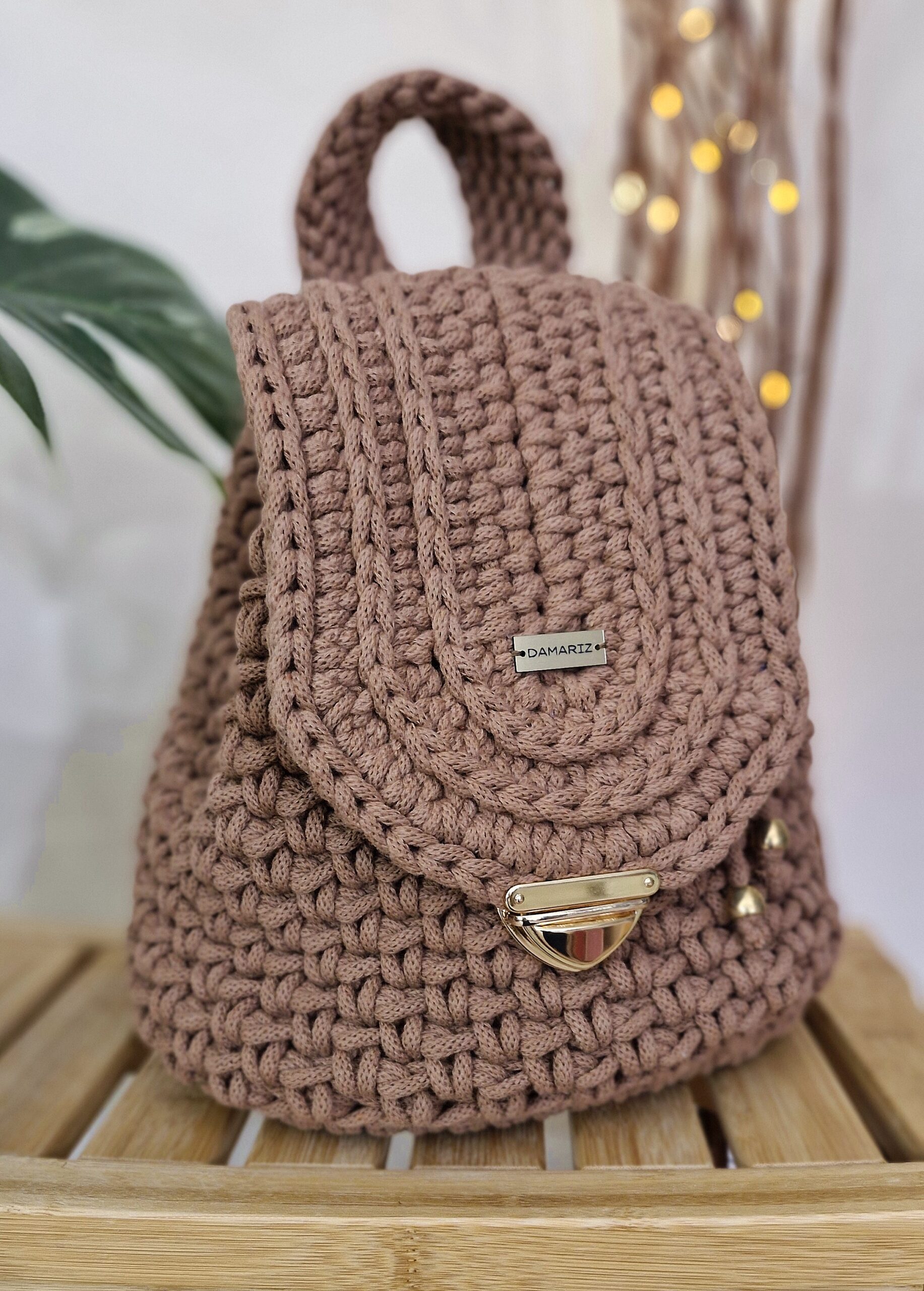 brązowy plecak z klapką w kolorze pantone mocha mousse, damski brązowy plecak ze złotymi dodatkami,