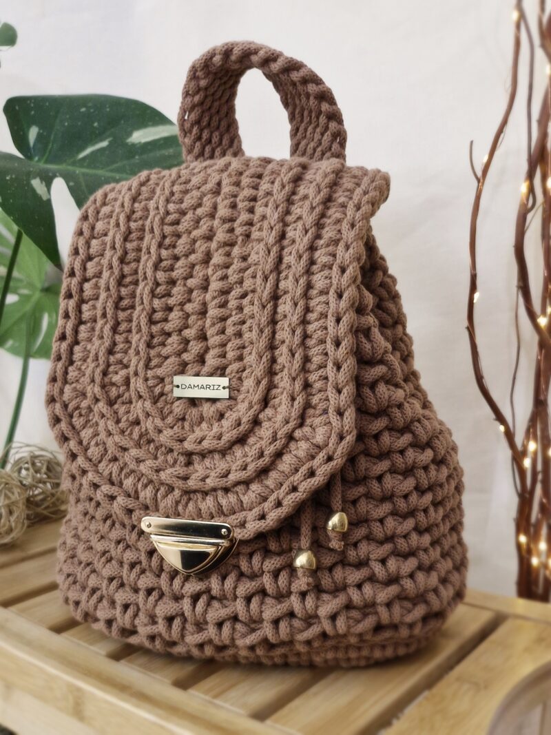 brązowy plecak z klapką w kolorze pantone mocha mousse, damski brązowy plecak ze złotymi dodatkami, brązowy plecak z klapką w kolorze pantone mocha mousse, damski brązowy plecak ze złotymi dodatkami,