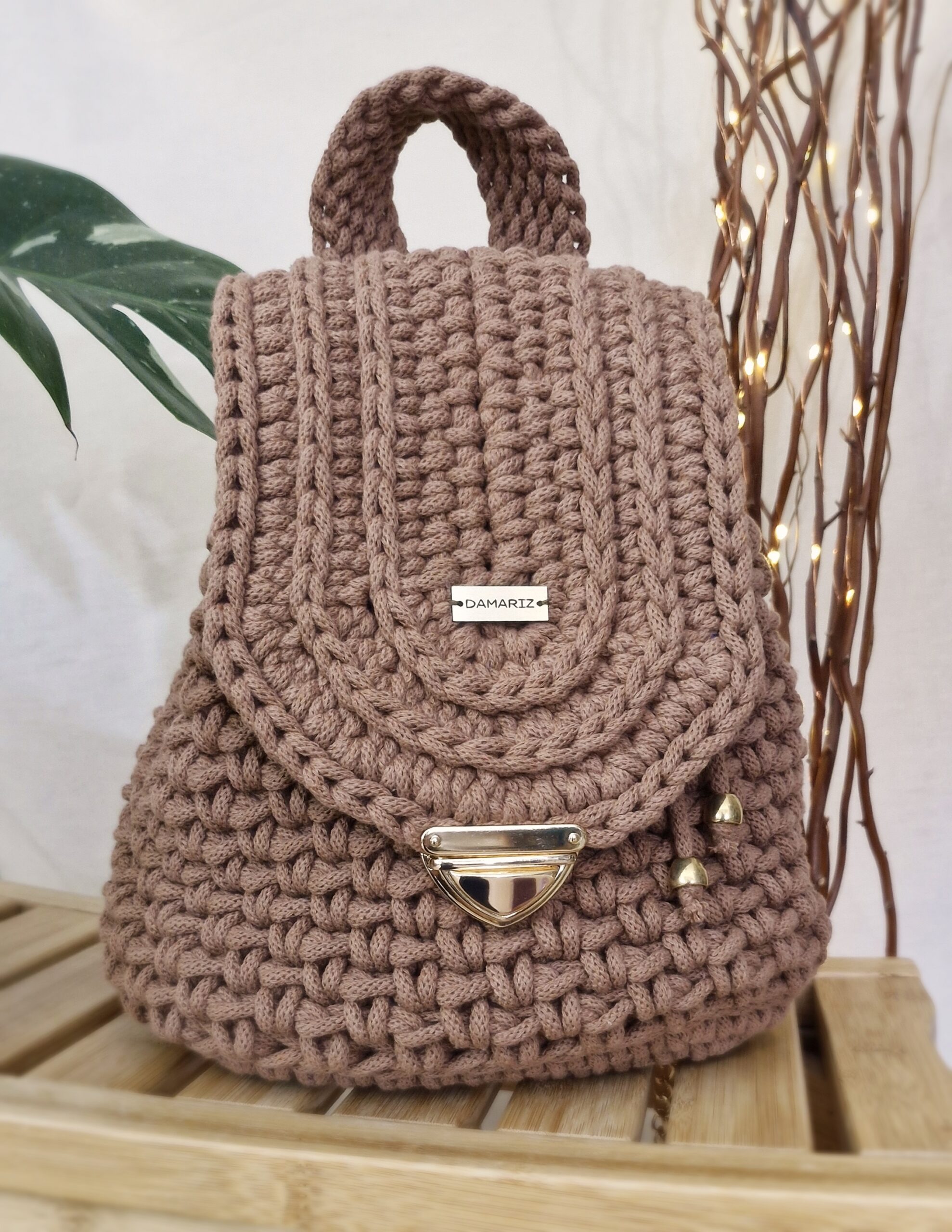 brązowy plecak z klapką w kolorze pantone mocha mousse, damski brązowy plecak ze złotymi dodatkami,