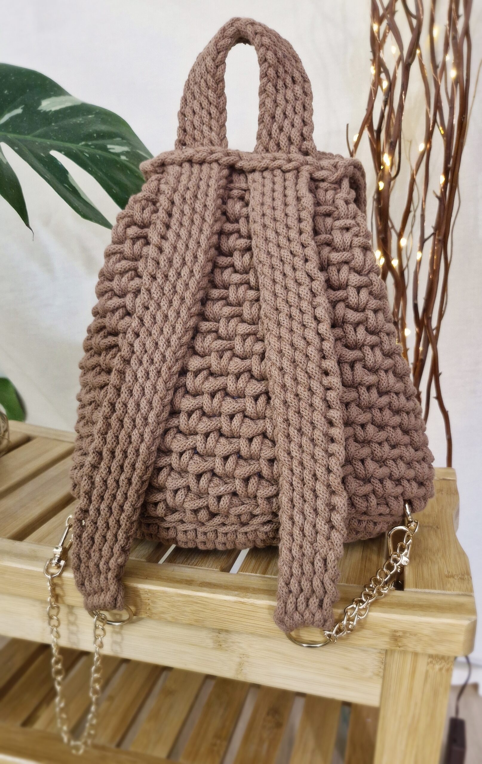 brązowy plecak z klapką w kolorze pantone mocha mousse, damski brązowy plecak ze złotymi dodatkami,