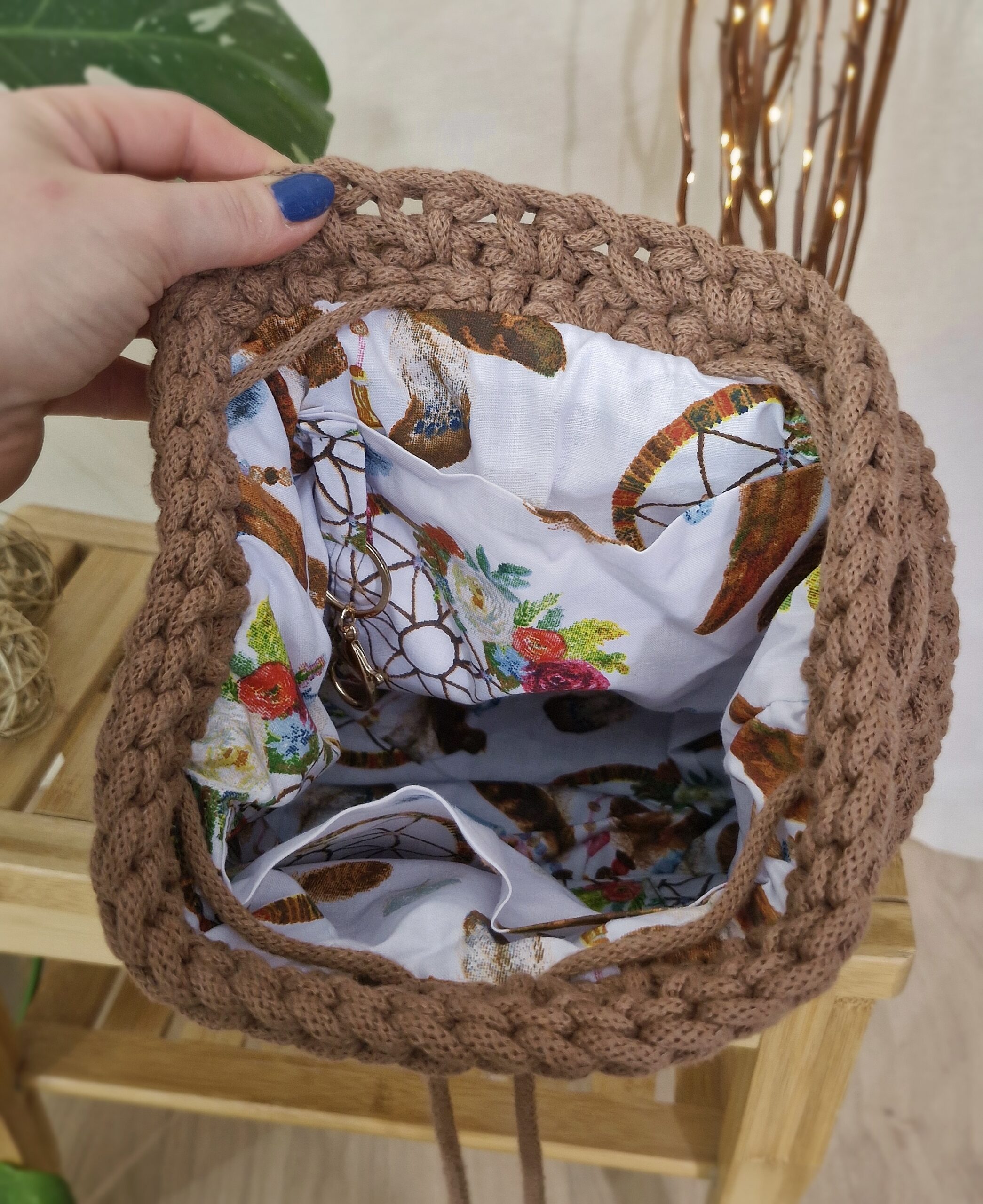 brązowy plecak z klapką w kolorze pantone mocha mousse, damski brązowy plecak ze złotymi dodatkami,