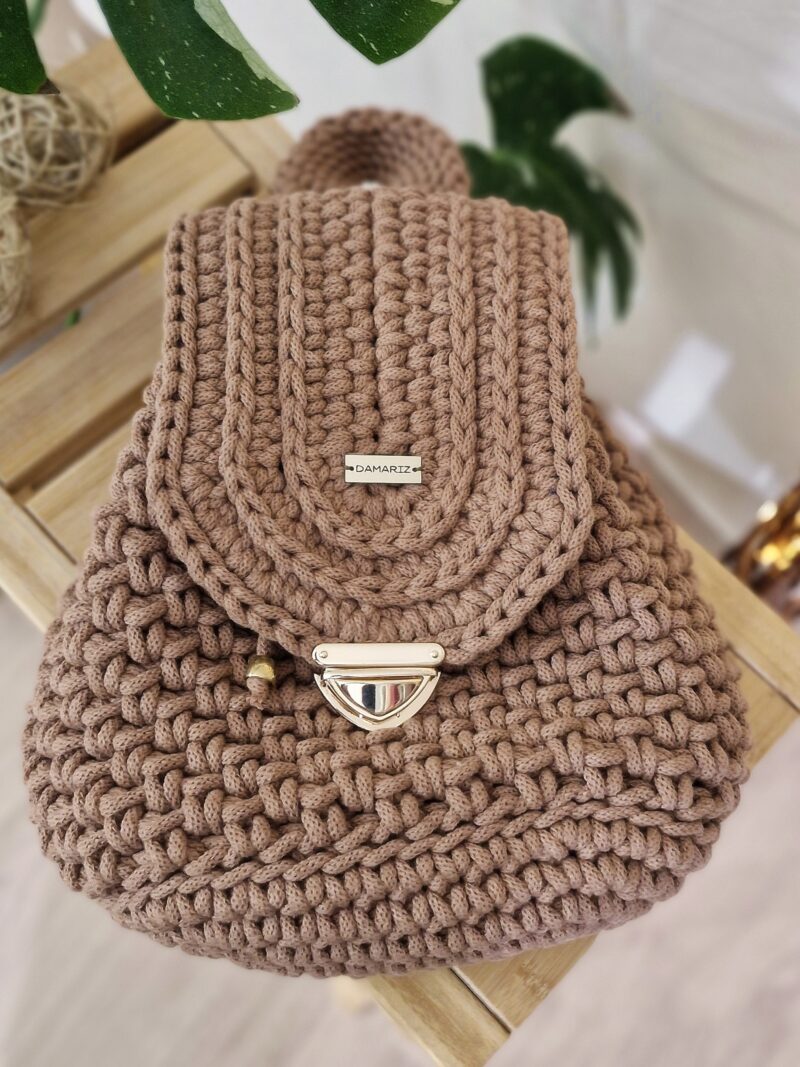 brązowy plecak z klapką w kolorze pantone mocha mousse, damski brązowy plecak ze złotymi dodatkami,