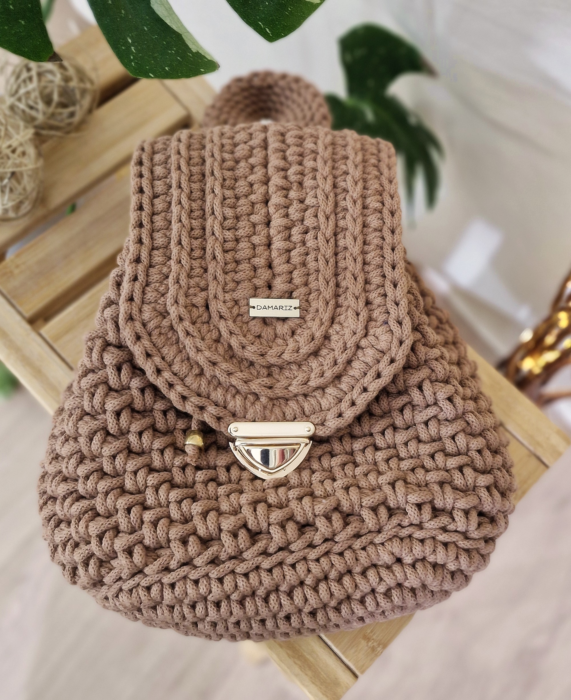 brązowy plecak z klapką w kolorze pantone mocha mousse, damski brązowy plecak ze złotymi dodatkami,