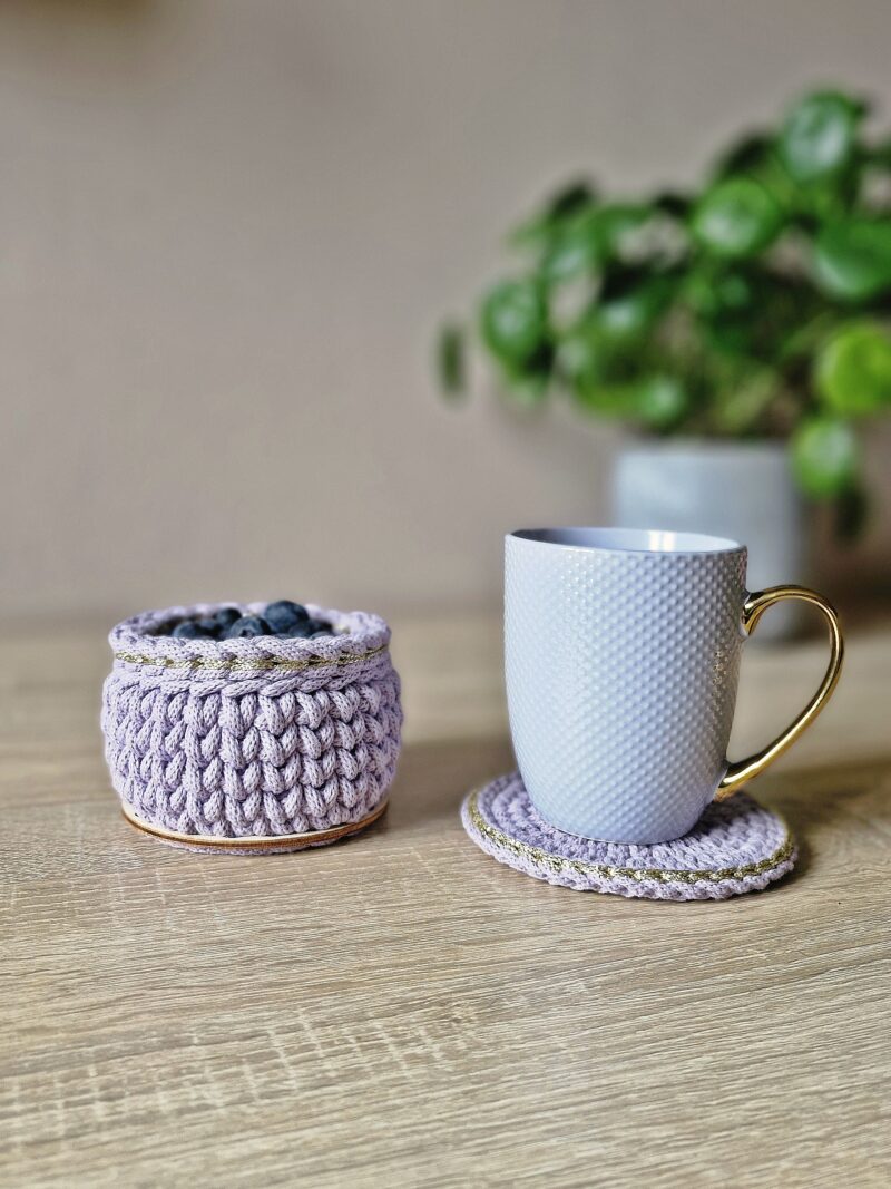 zestaw prezentowy z kubkiem fioletowy, lila, zestaw prezent pod choinkę, neutralny prezent dla niej, prezent dla domatora, kubek, podkładka, koszyczek,