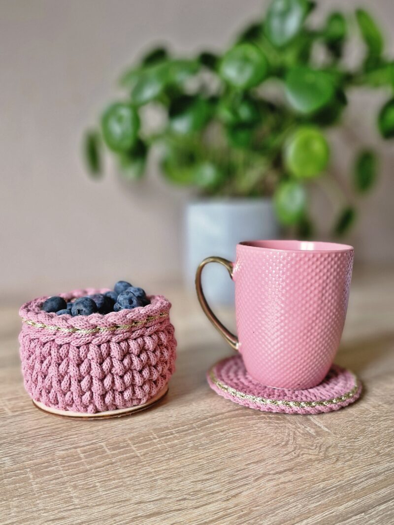 zestaw prezentowy z kubkiem różowy, zestaw prezent pod choinkę, neutralny prezent dla niej, prezent dla domatora, kubek, podkładka, koszyczek,