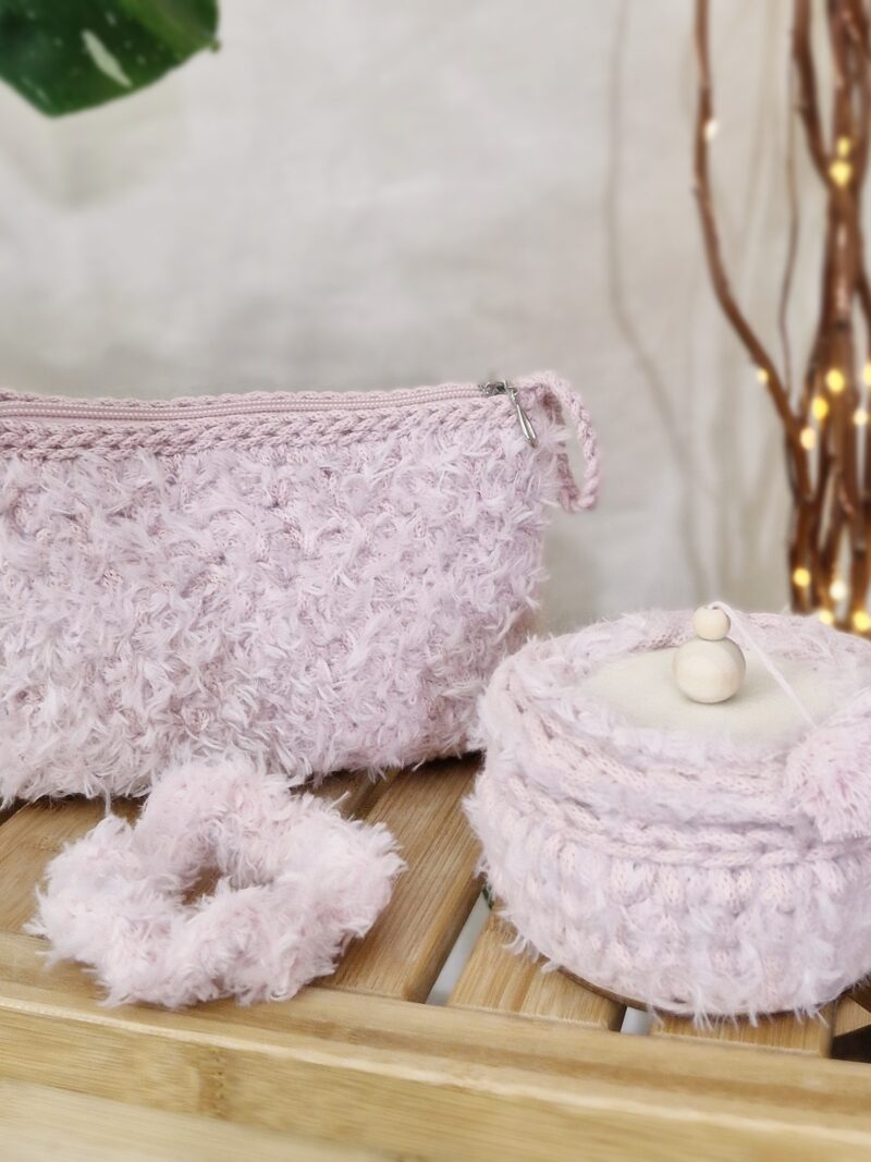 zestaw prezentowy pod choinkę kosmetyczka gumka do włosów i szkatułka pudrowy róż, przeent dla niej, włochata kosmetyczka pomysł na praktyczny prezent dla niej zestaw prezentowy pod choinkę kosmetyczka gumka do włosów i szkatułka pudrowy róż, przeent dla niej, włochata kosmetyczka pomysł na praktyczny prezent dla niej