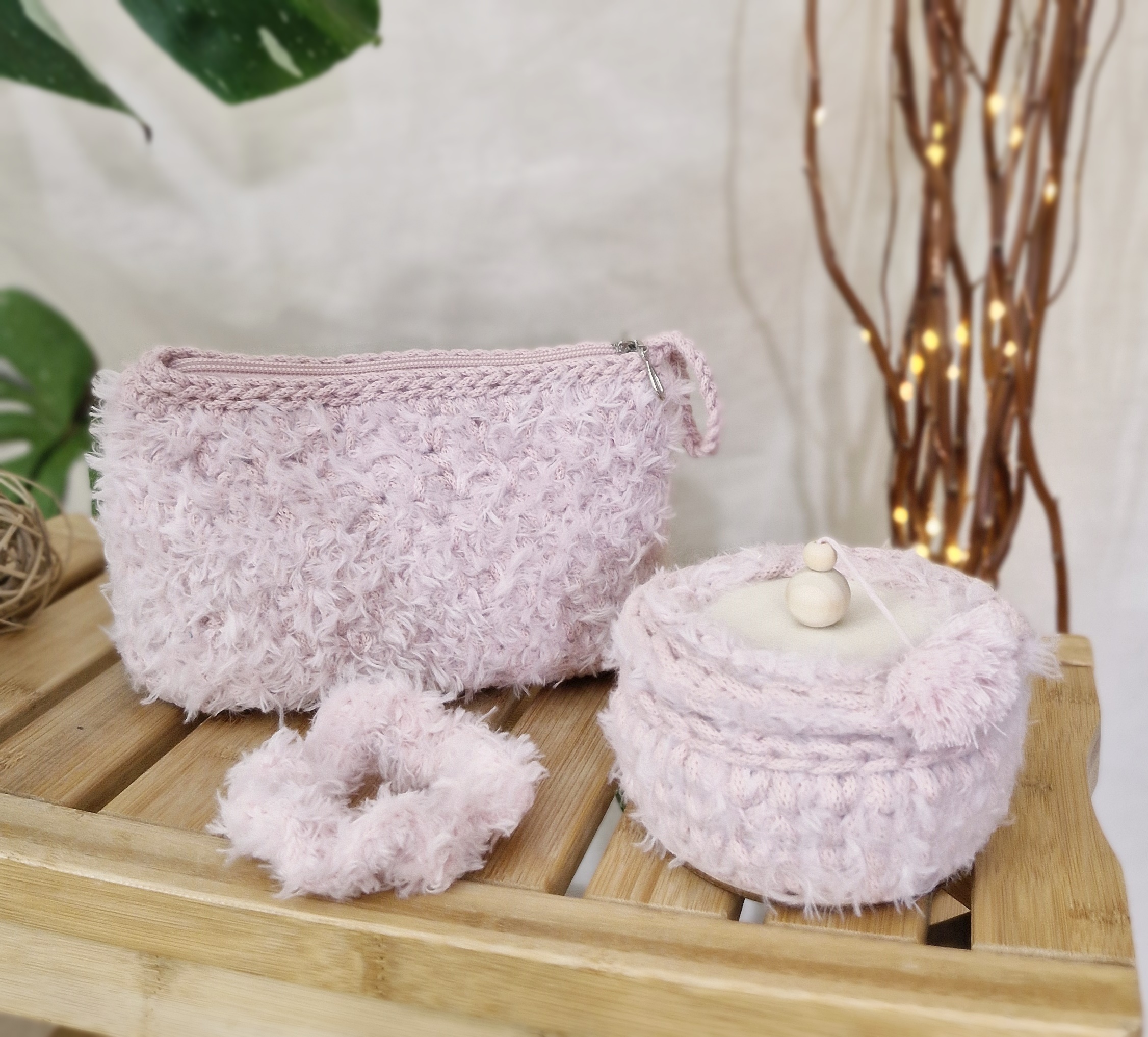 zestaw prezentowy pod choinkę kosmetyczka gumka do włosów i szkatułka pudrowy róż, przeent dla niej, włochata kosmetyczka pomysł na praktyczny prezent dla niej