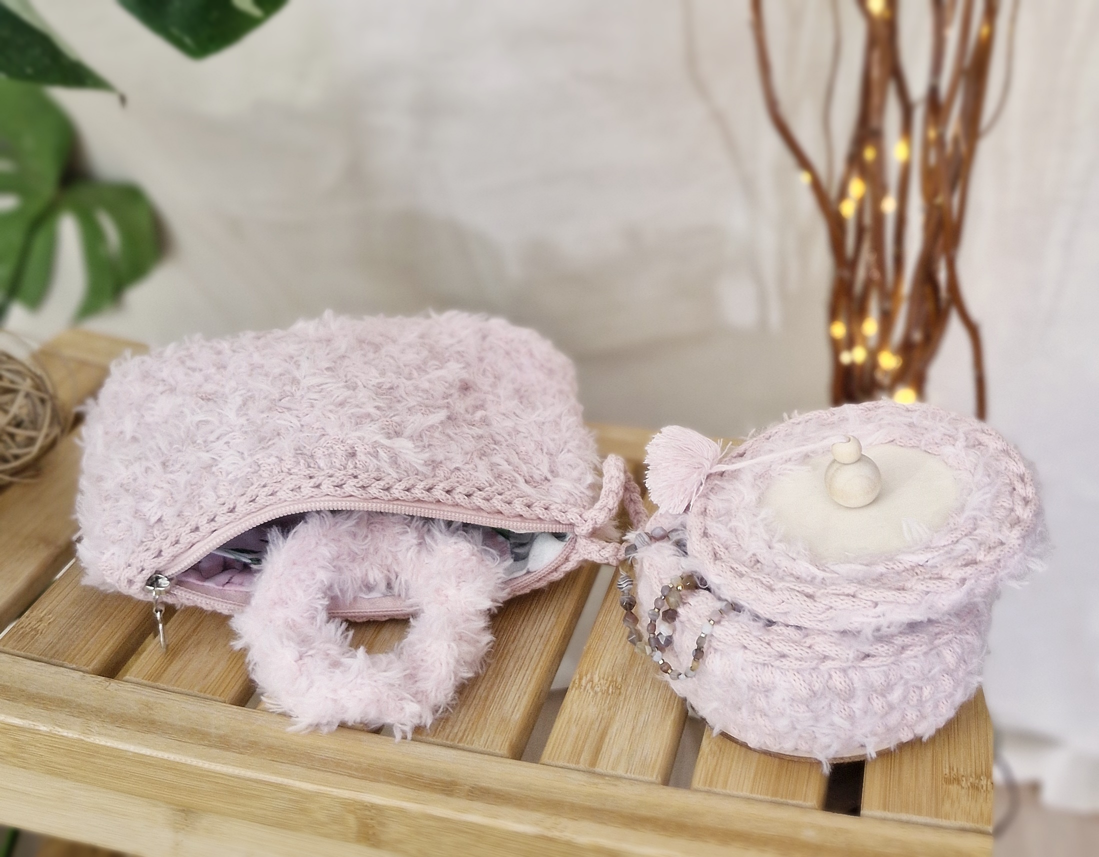 zestaw prezentowy pod choinkę kosmetyczka gumka do włosów i szkatułka pudrowy róż, przeent dla niej, włochata kosmetyczka pomysł na praktyczny prezent dla niej