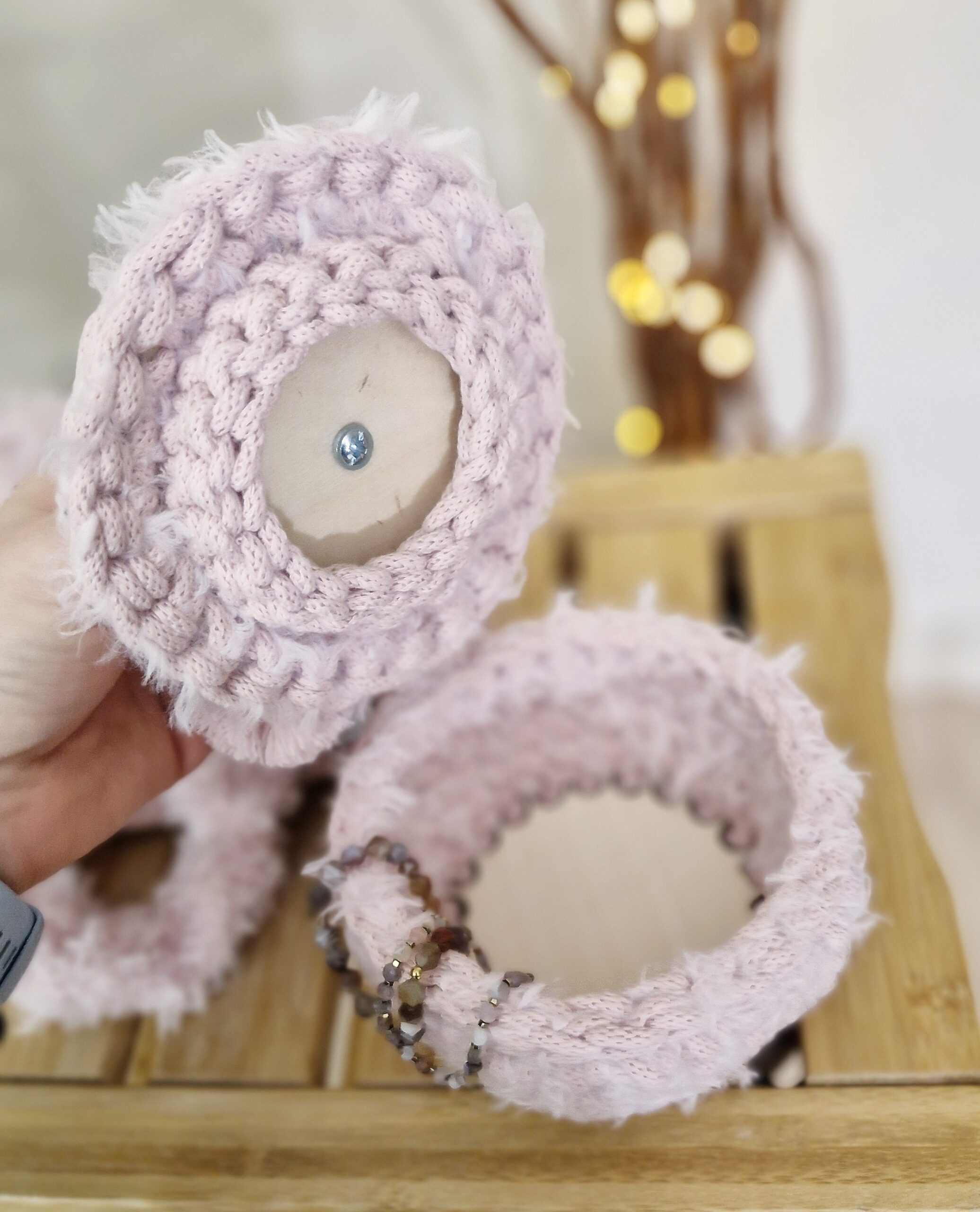 zestaw prezentowy pod choinkę kosmetyczka gumka do włosów i szkatułka pudrowy róż, przeent dla niej, włochata kosmetyczka pomysł na praktyczny prezent dla niej