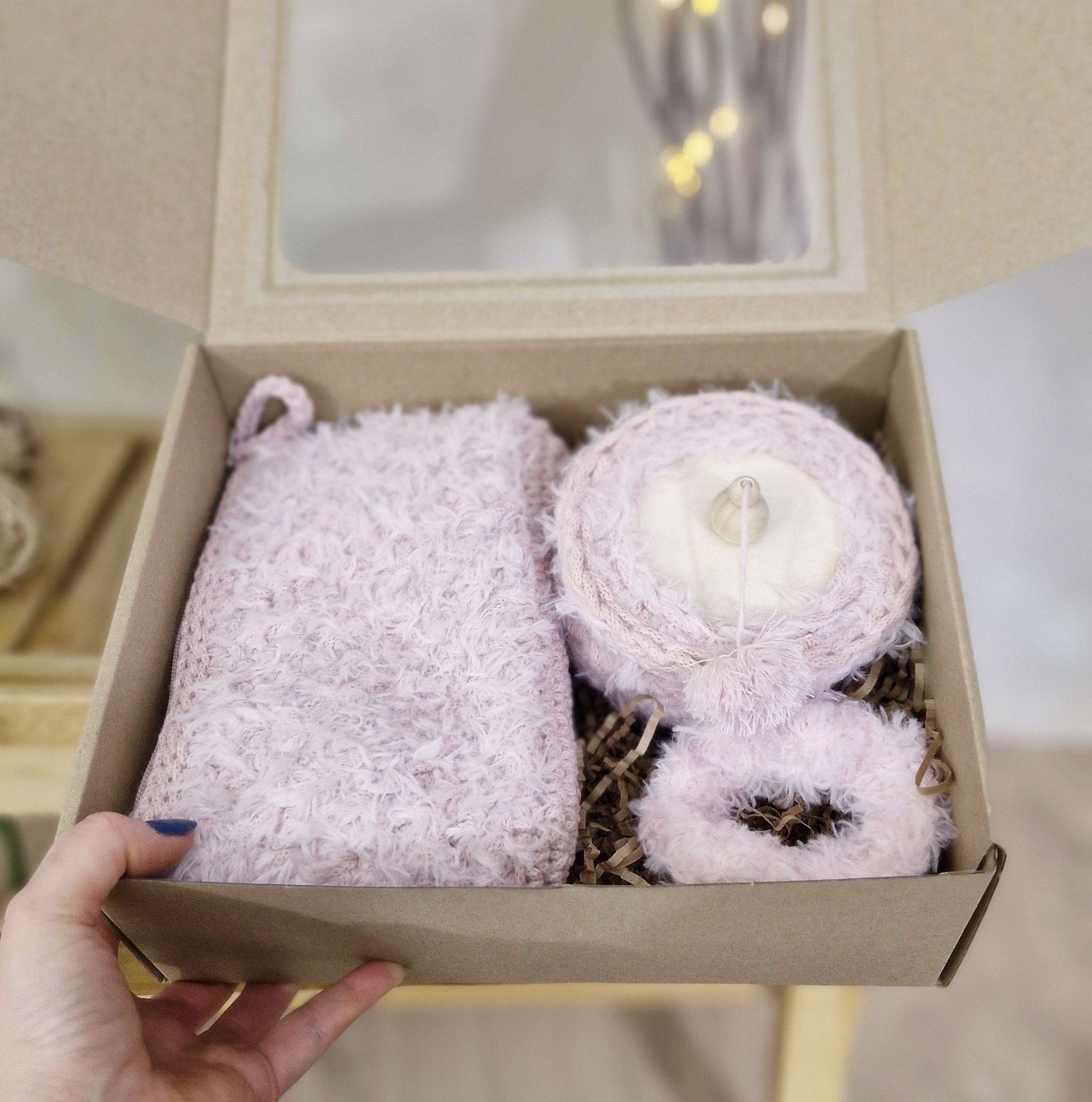 zestaw prezentowy pod choinkę kosmetyczka gumka do włosów i szkatułka pudrowy róż, przeent dla niej, włochata kosmetyczka pomysł na praktyczny prezent dla niej